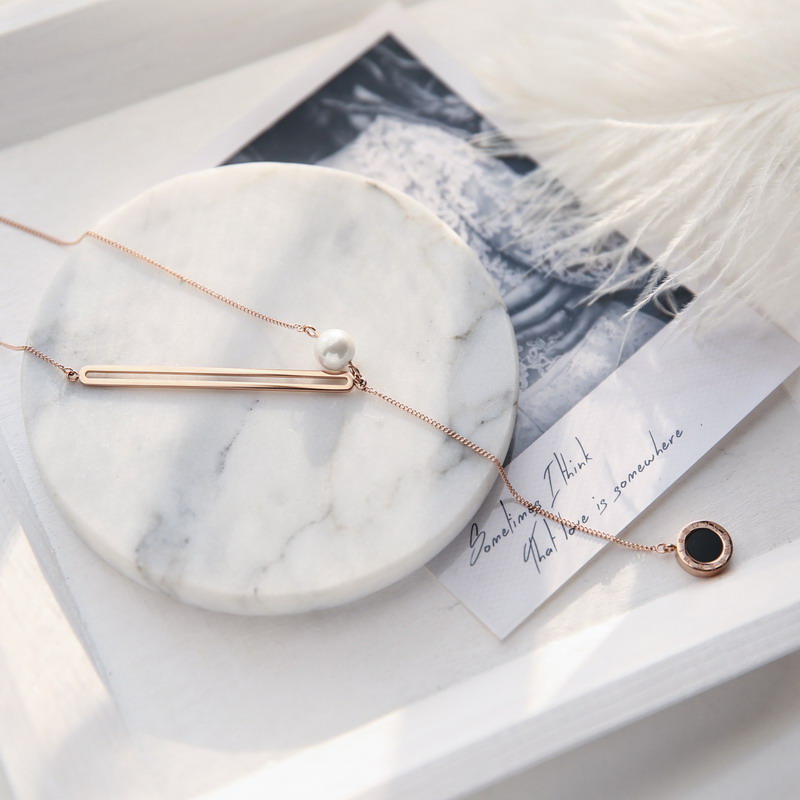 Golden Brief Lukewarm Wind Pearl Round Card Sweater Chain Son Long Version Necklace Women 2022 New 100 Hitch Red Autumn Winter