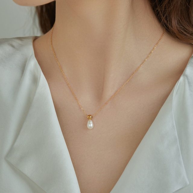 Gentle niche high-end natural freshwater pearl perfume bottle necklace female collarbone chain necklace plated with 18K gold Tanabata