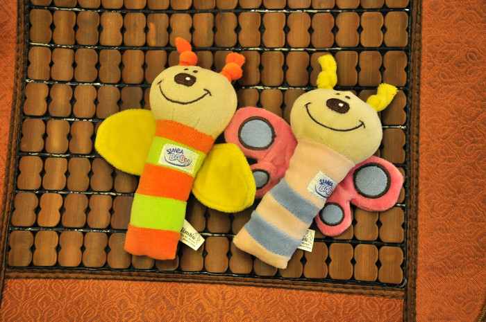 German tail baby baby baby soothed the hand to play with a baseball bat and rattle the bell 0233