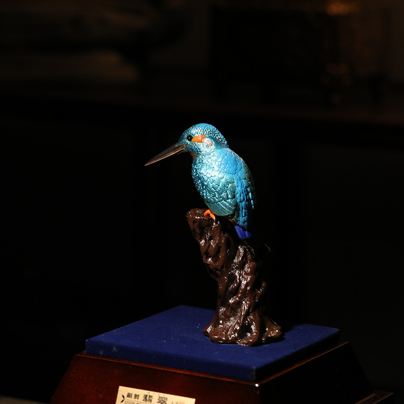 Japanese Tokyo Silverware and Goldsmith Master Davao Mitsuzaku's Silver-Made Kingfisher Ornament with Glass Cover Japanese Tokyo Silverware and Goldsmith Master Davao Mitsuzaku's Silver-Made Kingfisher Ornament with Glass Cover