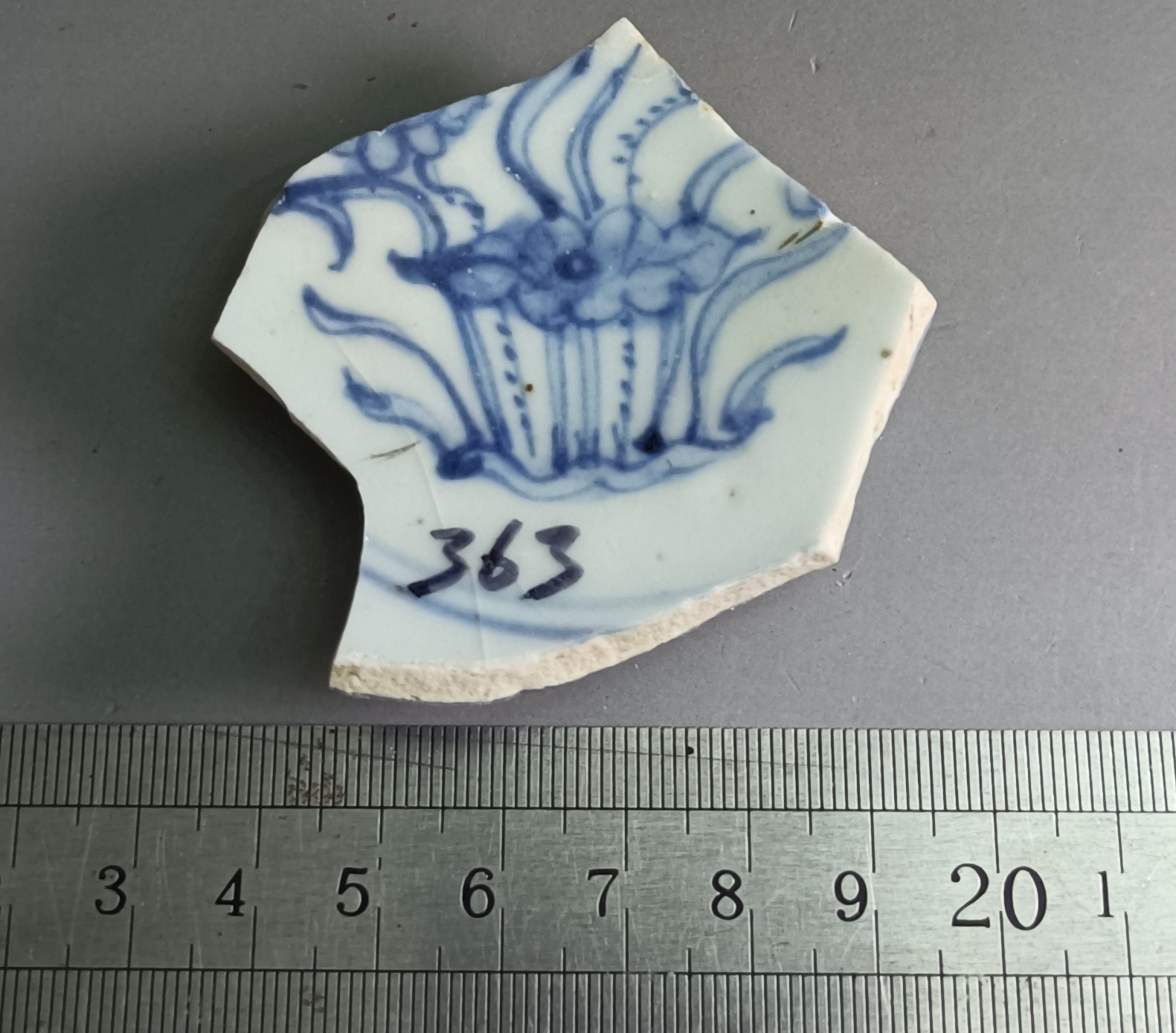 363 Ming Dynasty Hongzhi River Lotus Pattern Porcelain Specimen