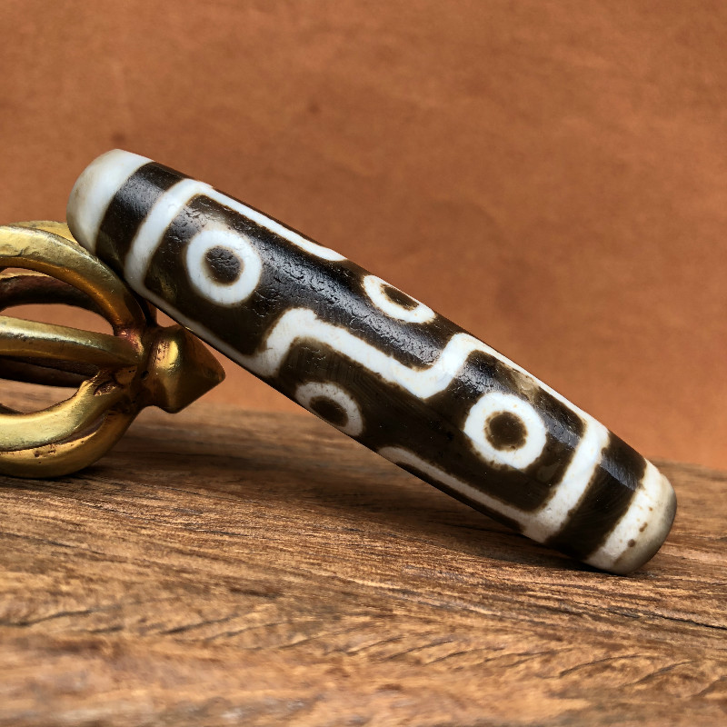 The nine-eyed Dzi beads in Tibet are pure agate chalcedony coated with pulp, oil and weathered clearly