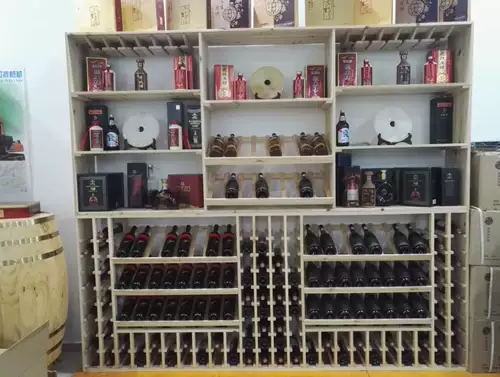 Творческий красный винный дисплей с твердым древесиной