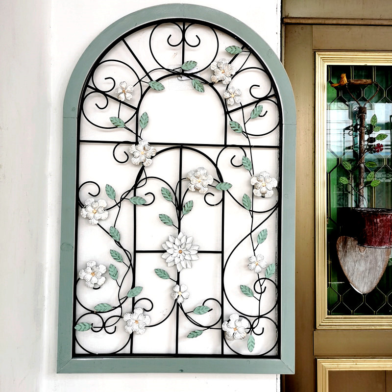 アメリカンスタイルのアイアンアートフェイクウィンドウデコレーションペンダント。古いリビングルームの壁をレトロな木製フレームのアーチ型ガーデンバルコニーの壁で演出。