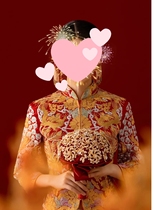 The bride holds flowers in her hand red high-end Chinese rhinestones luxury gift bag bestie gift wedding dress Xiuhe suit