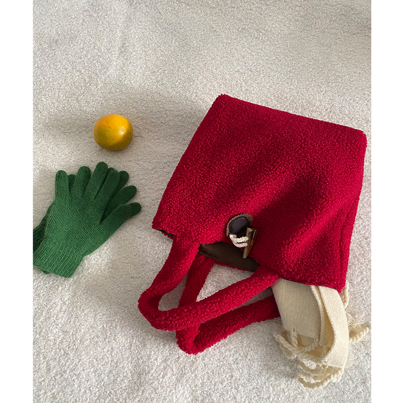 Winter Chao is a beautiful red cow corner button bag for New Year's fur bag for the winter and winter