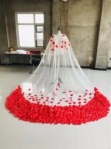 The brides main wedding dress long trailing red petal wedding dress headpiece wedding photo studio shooting white super fairy veil