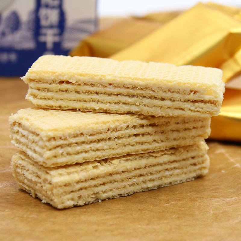 Sister Zhang Coco Street Hokkaido Milk Flavored Wafer Biscuits Net Red Meal Replacement Sandwich Biscuits Snacks 300g