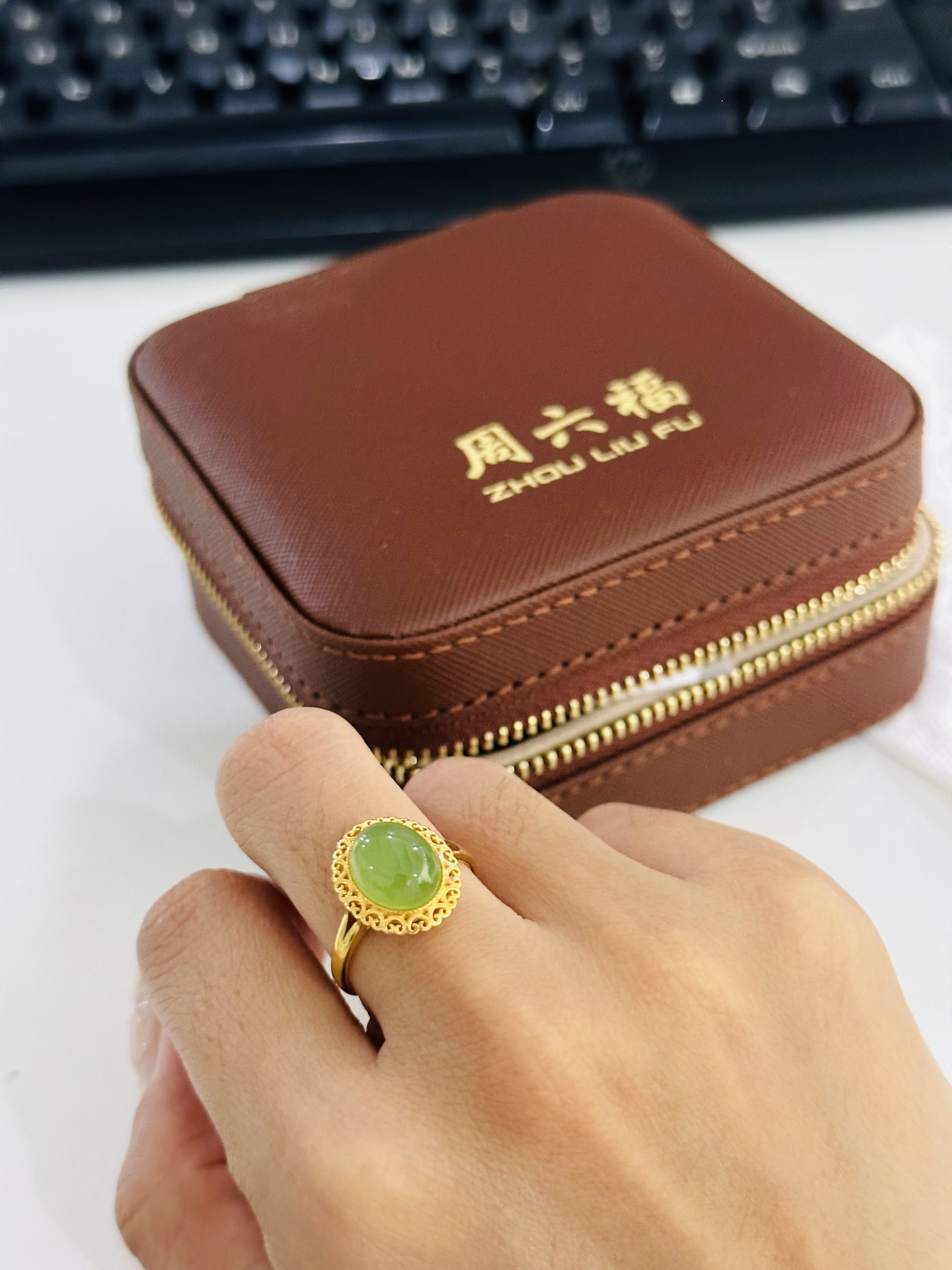 周六福旗舰店和田玉戒指金镶玉女戒黄金圈碧玉玉石指环节日礼物