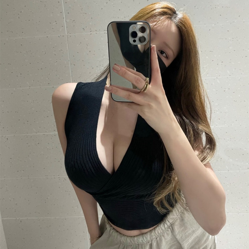 Sexy and Alluring Black Sleeveless Knit Top That Accentuates the Bust, Summer Feminine Tight-Fitting V-Neck Slimming Sweater for Women