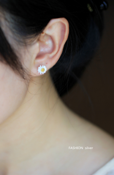 Nihaojewelry Fashion White Daisy 925 Sliver Stud Earrings Wholesale Jewelry display picture 1