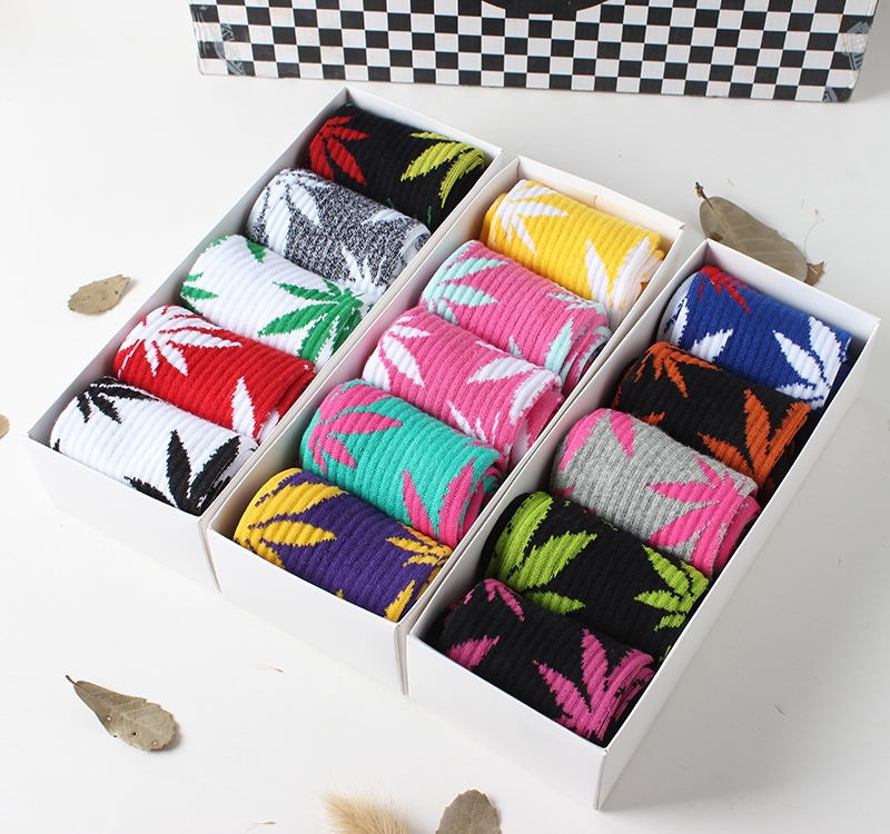 5 cặp vớ vớ maple leaf socks nam giới và phụ nữ triều vớ Hàn Quốc Châu Âu và Hoa Kỳ món quà đóng hộp vớ skateboard vớ gai trong ống vớ