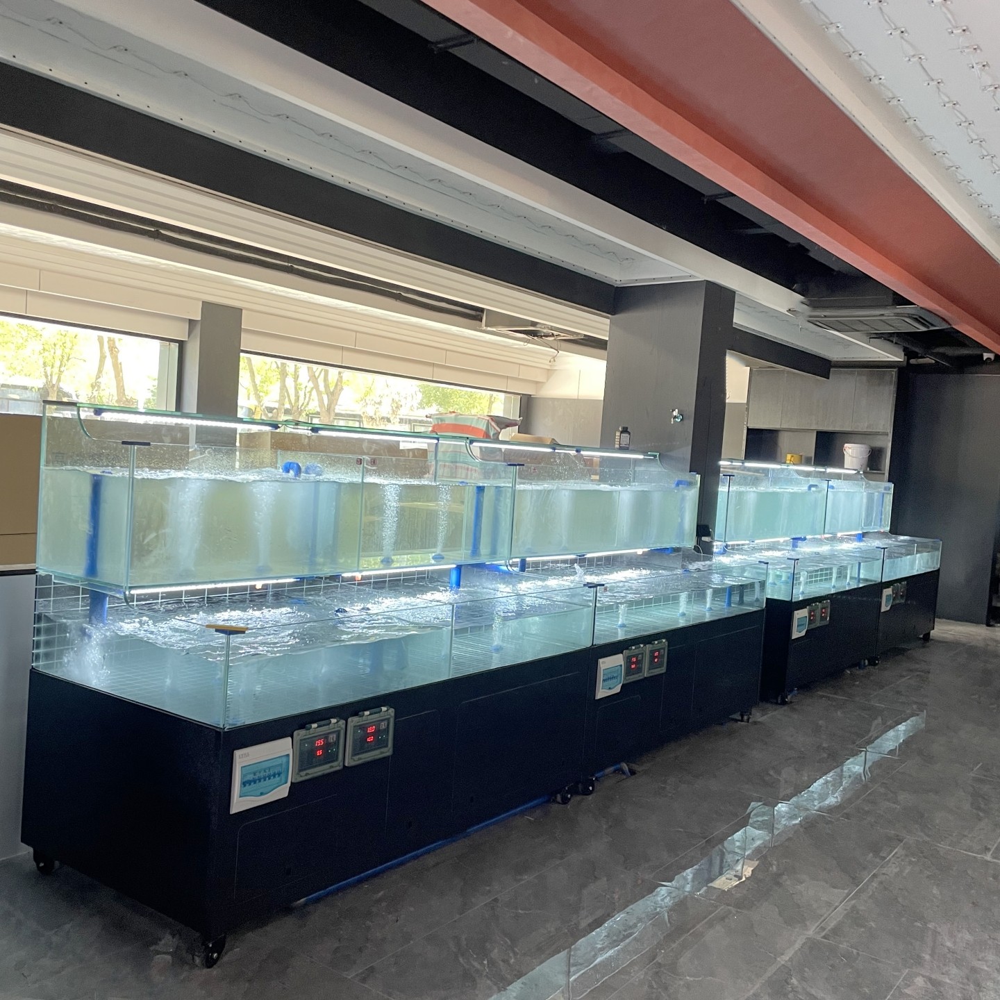 Seafood display tank: a mobile all-in-one solution for restaurant ...