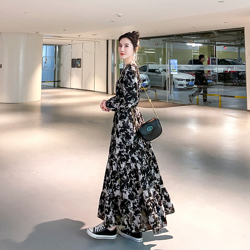 Vintage Spring and Autumn Long-Sleeve Waist-Cinching Slimming V-Neck Long Floral Dress with a Large Hem, Suitable for Pairing with a Coat, Long Dress for Women Vintage Spring and Autumn Long-Sleeve Waist-Cinching Slimming V-Neck Long Floral Dress with a Large Hem, Suitable for Pairing with a Coat, Long Dress for Women