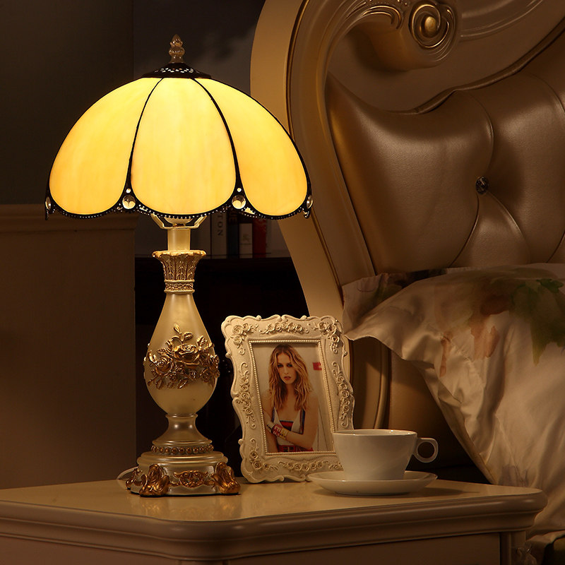 Table lamp Bedroom Nordic ins European creative simple Modern Retro American Wedding cabinet Romantic warm bed lamp
