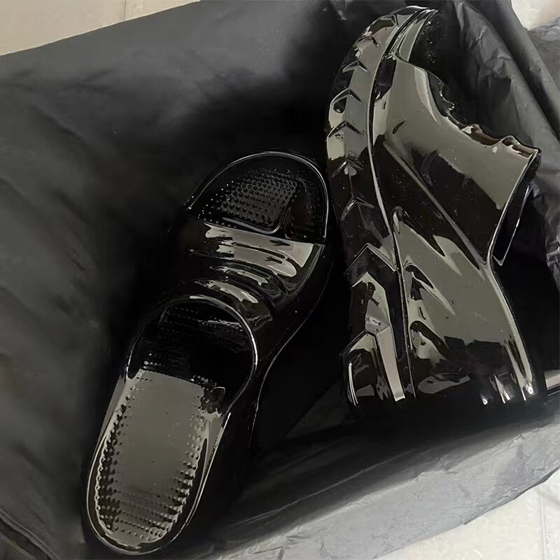 2026 Summer New Patent Leather Marshmallow Slippers for Women, Non-Slip Wedge Heel, Thick Sole, Height-Increasing Beach Shoes