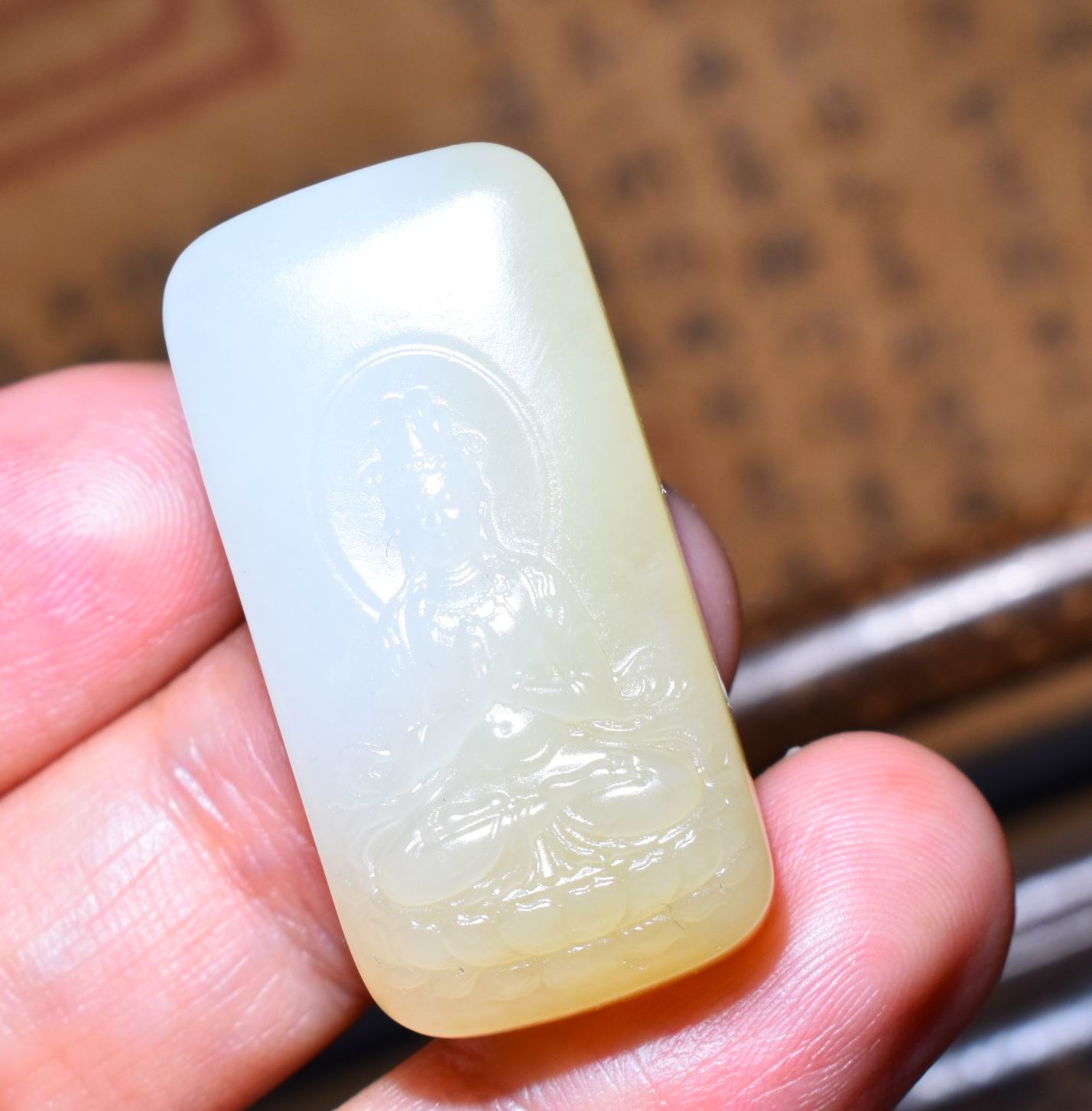 何谓和田玉老坑俄料白玉平安无事牌：传统工艺与现代设计的结合