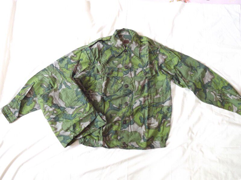 The new big five-leaf double-sided camouflage uniform without ventilation ball on the double-sided self-defense counterattack camouflage limited time specials