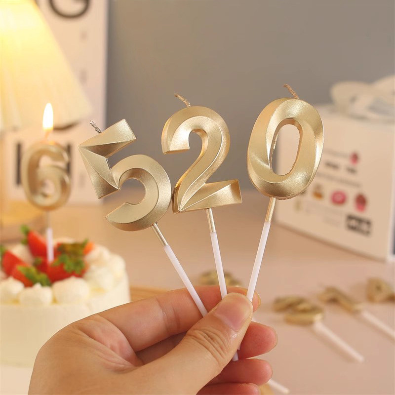 誕生日、1歳の誕生日、満月のお祝い、子供の誕生日パーティーのケーキデコレーションに最適な、ゴールドとローズピンクのオペラをテーマにした人気のデジタルキャンドル
