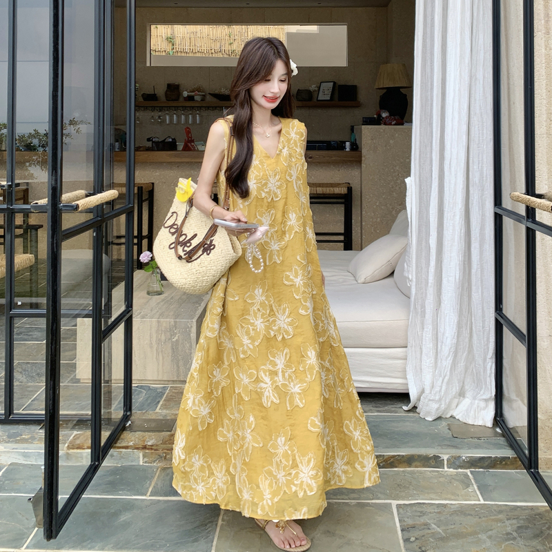 Vacation Style V Neck Sleeveless Yellow Appliqué Dress for Women 2026 Summer Romantic and Relaxed Style White Vest Long Skirt