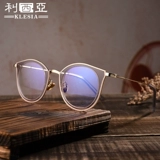 Женский анти -бледный свет выглядит далеко от старого цветочного зеркала, чтобы быть с двумя -интеллектуальными зум