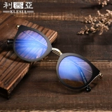 Женский анти -бледный свет выглядит далеко от старого цветочного зеркала, чтобы быть с двумя -интеллектуальными зум