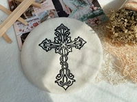 Белый берет, с вышивкой