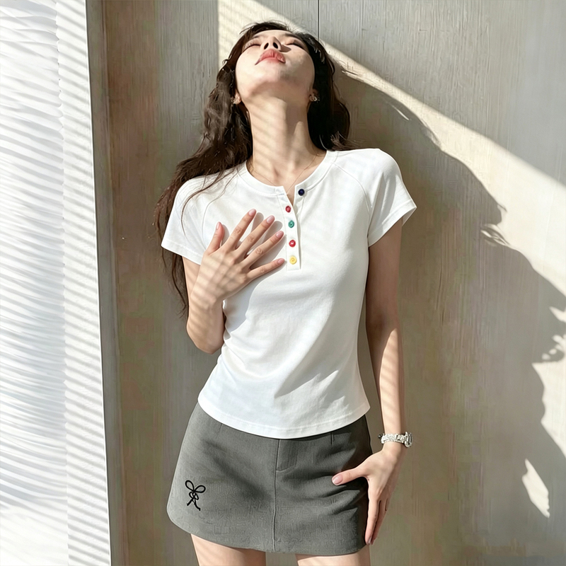 Plus-Size White Simple Half-Open Collar Short-Sleeve T-Shirt with Colorful Buttons for Women, Summer Basic Style with a Youthful Vibe Plus-Size White Simple Half-Open Collar Short-Sleeve T-Shirt with Colorful Buttons for Women, Summer Basic Style with a Youthful Vibe