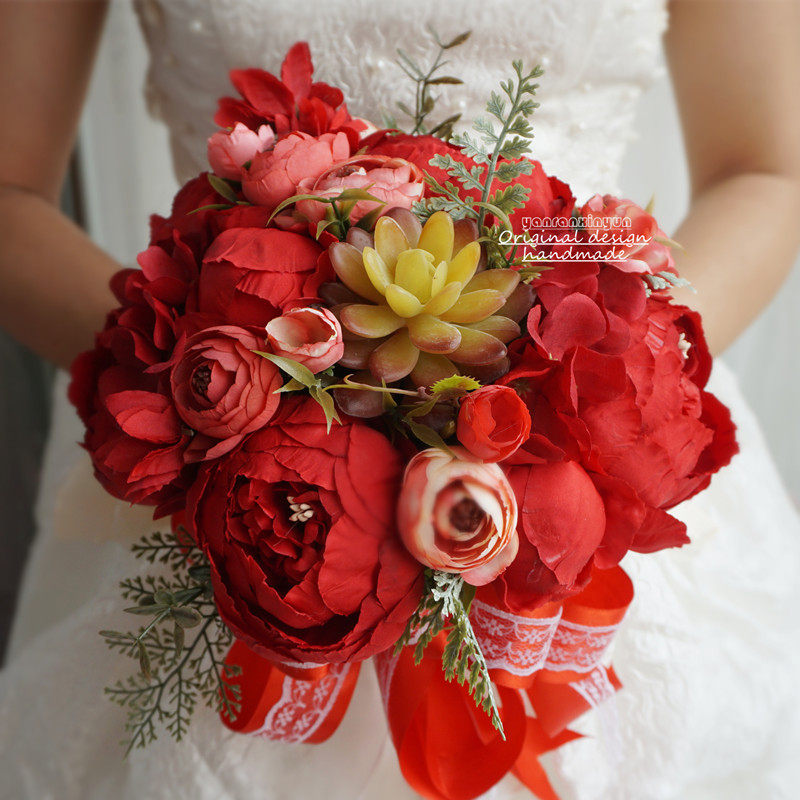 Bride's hand held wedding hands with flower seaside holiday photo gallery photo props European-style retro Chinese red emulated silk flowers