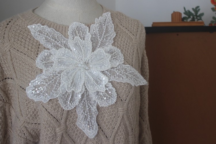 Weiße mehrschichtige Spitze mit Pailletten besetzte 3D-Blumen-Patch DIY Kleidung dekorative Applikation Pullover Mantel Zubehör – Detail 12