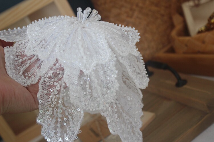 Weiße mehrschichtige Spitze mit Pailletten besetzte 3D-Blumen-Patch DIY Kleidung dekorative Applikation Pullover Mantel Zubehör – Detail 2