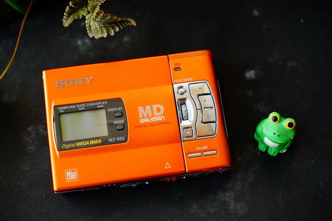 珍藏版火焰橙SONY MD Walkman MZ-R50，音乐爱好者的终极收藏