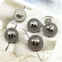 №38 серебряная буква М на краю цепочки