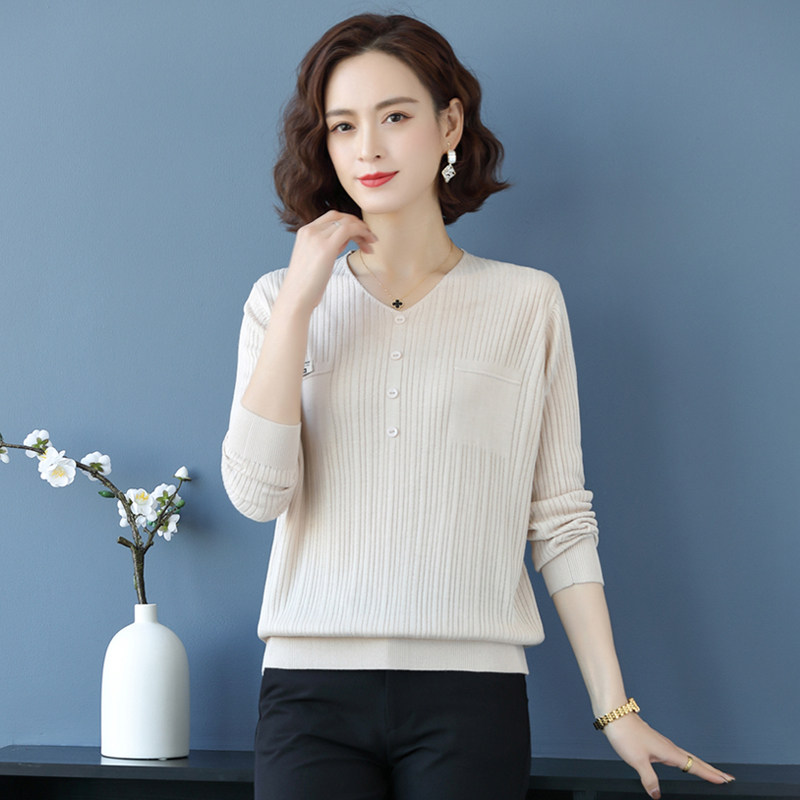 Lady V collar sweater dress outside early spring wearing 2022 new blouses V collar fashion minimalist jersey T-shirt