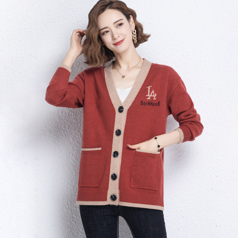 Goat sweatshirt female short foreign pie cardiovert blouse 2022 spring and autumn Korean version Mom Temperament Single Row 100 lap jacket