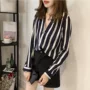 Xuân 2018 mới size lớn nữ béo mm sọc dọc v-cổ áo thun dài tay là áo mỏng che bụng thủy triều áo sơ mi nữ hàn quốc cao cấp