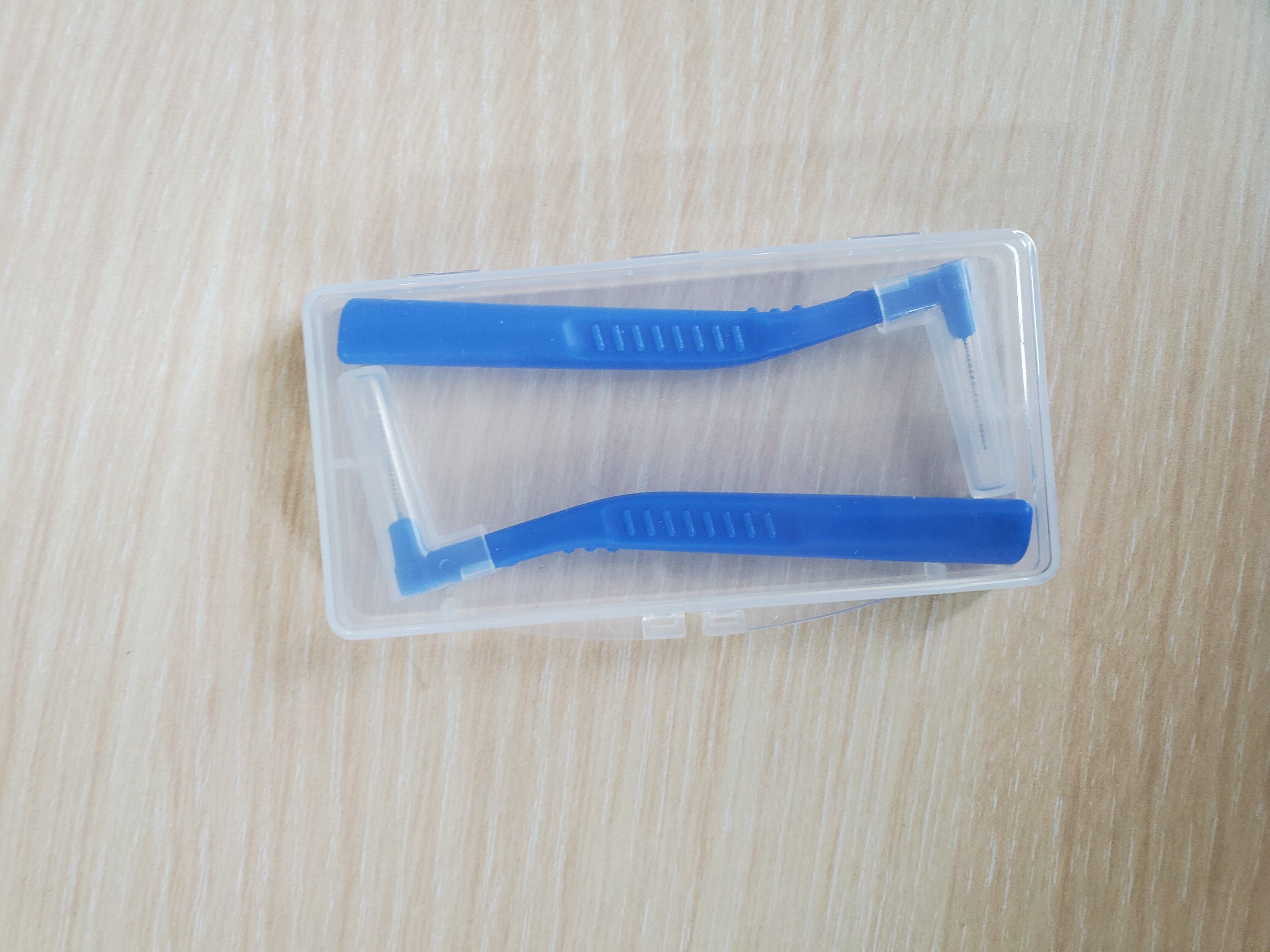 (Do not shoot as a giveaway) 2 pocket brushes between teeth