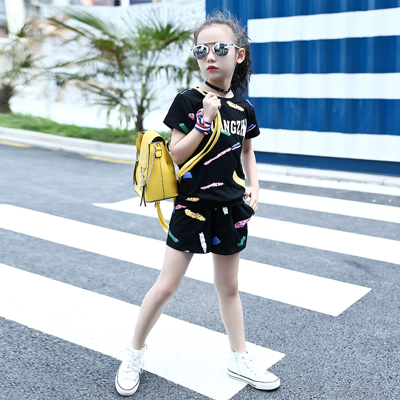 Girl ngắn tay áo phù hợp với 2020 mới graffiti vòng cổ áo T-shirt quần short hai mảnh bộ phiên bản Hàn Quốc của mặc thể thao Hàn Quốc