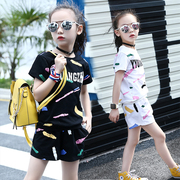 Girl ngắn tay áo phù hợp với 2020 mới graffiti vòng cổ áo T-shirt quần short hai mảnh bộ phiên bản Hàn Quốc của mặc thể thao Hàn Quốc