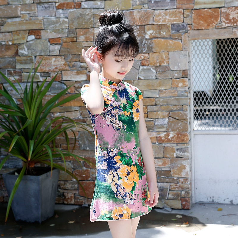 Mùa hè váy cô gái ngắn tay áo bông tinh khiết gai sườn xám nghiền nát hoa phun thủy triều sườn xám biểu diễn cho trẻ em gió quốc gia retro thêu.