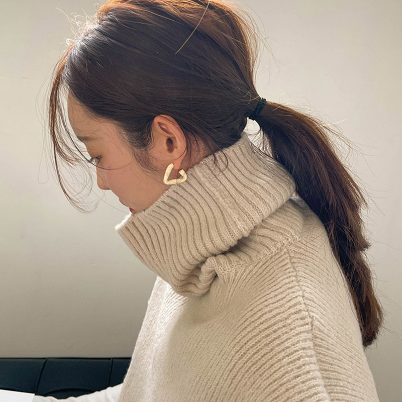 High-quality metal texture drop glaze triangle earrings autumn and winter ear needle ins cold wind niche design earrings