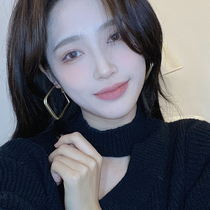 Gold diamond earrings autumn and winter simple Joker earrings European and American metal advanced earrings temperament big earrings