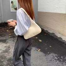 2022 new French crowdcrowdSummer Advanced Sensation Bull Leather Armband Half Moon Bag Woman White Hand Moon Toothless Bag