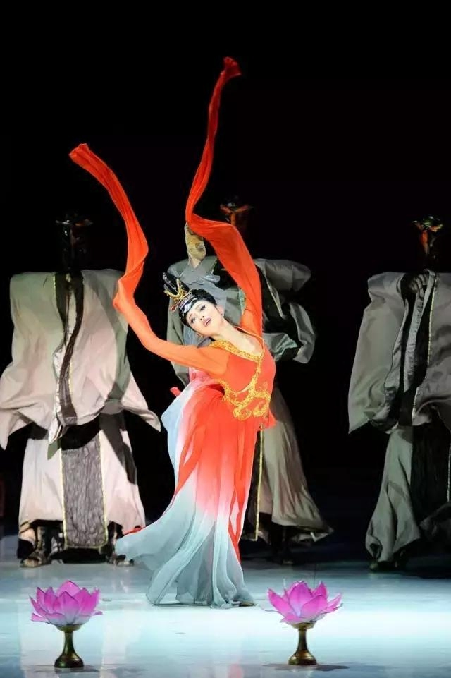 New Classical Water Moon Loo God Dance Water Cuff Dance Tangy Chiang Gang's moon In the middle of the month, the costume is delivered to the headgear