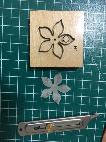 Handmade leather knife die petal knife die H4