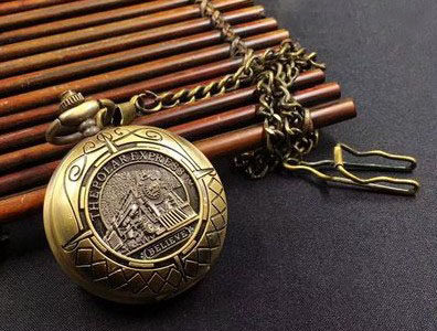 The old pocket watch of the Republic of China is antique. During the Cultural Revolution, the old Shanghai locomotive pure copper pocket watch mechanical watch clock chain