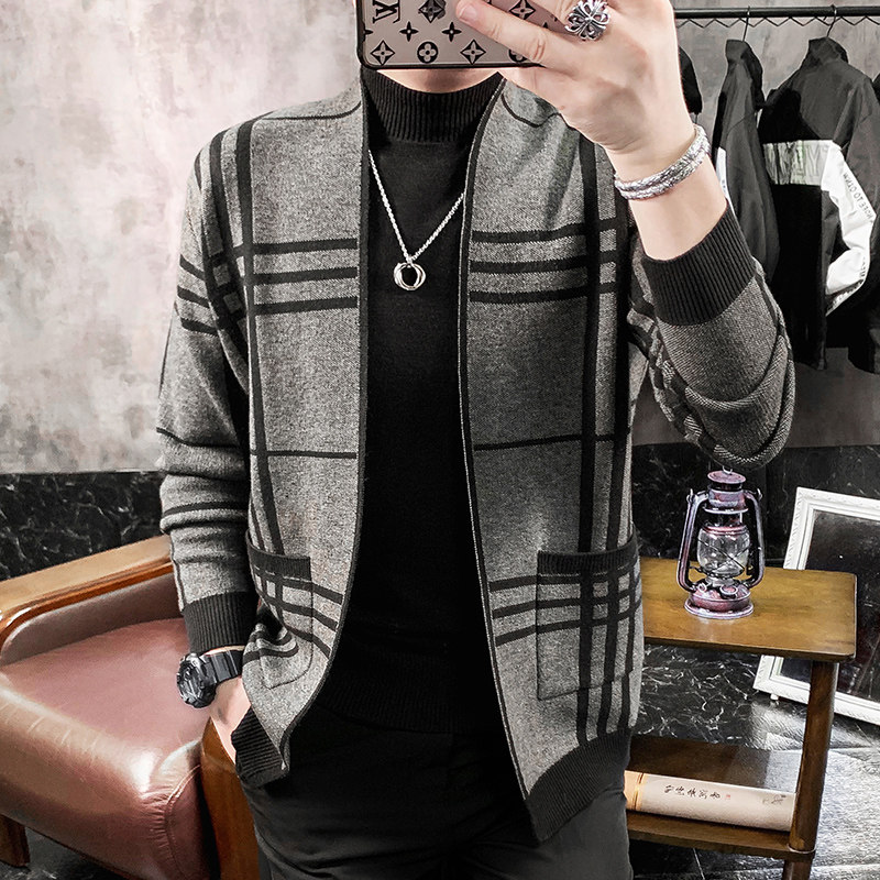 Knitted cardiovert men's autumn new trend Korean version of the body The young man is wearing a handsome sweater jacket male