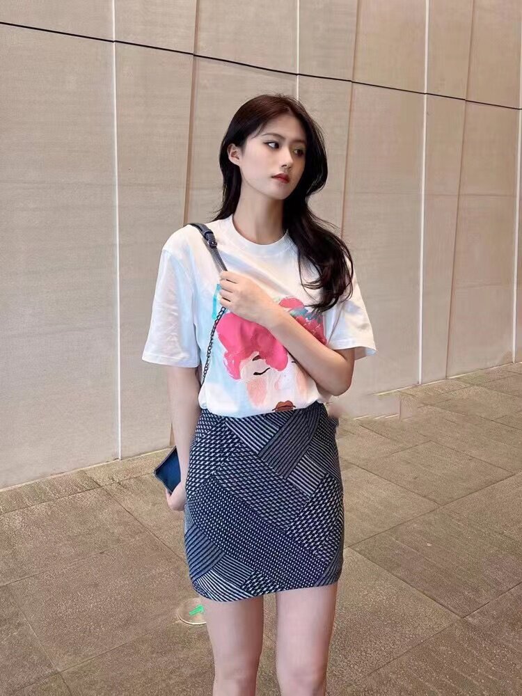 Áo thun nữ cotton dáng rộng in hình chân dung tay ngắn — Màu đen chi tiết 10