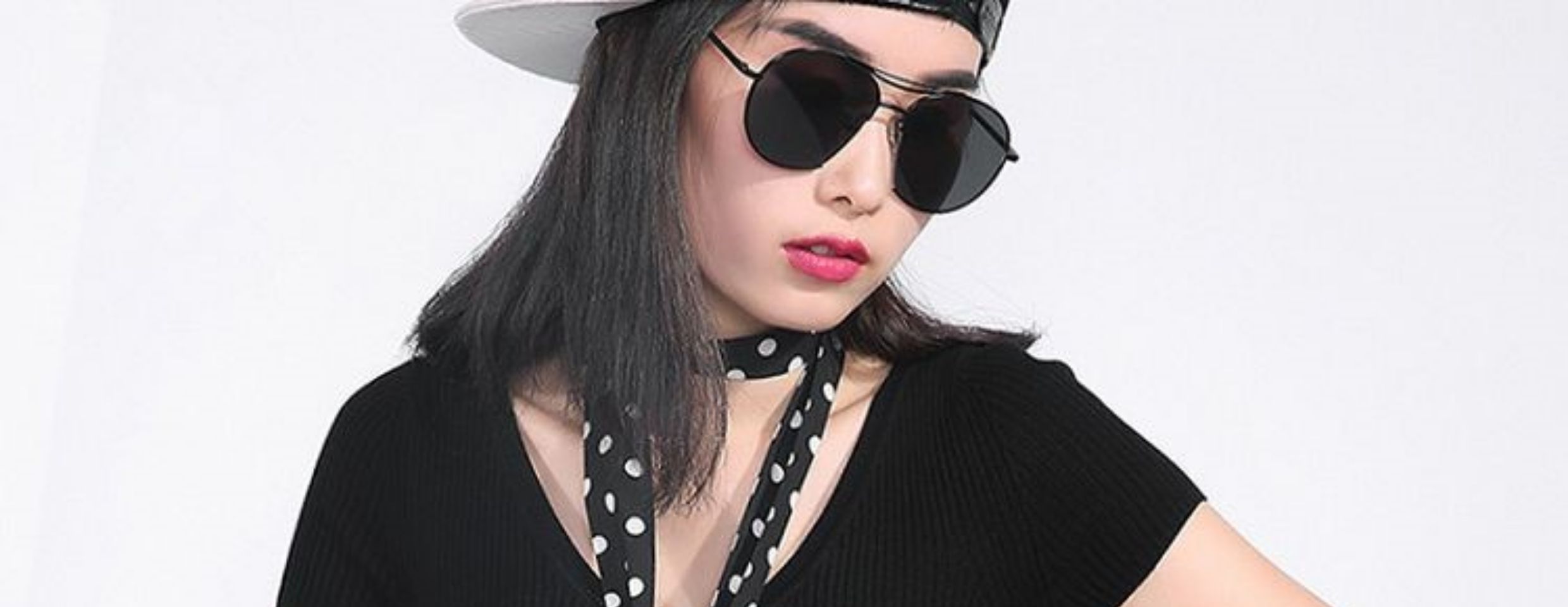Áo thun nữ cổ chữ V tay ngắn dệt kim lụa mỏng ôm dáng — Màu đen chi tiết 5
