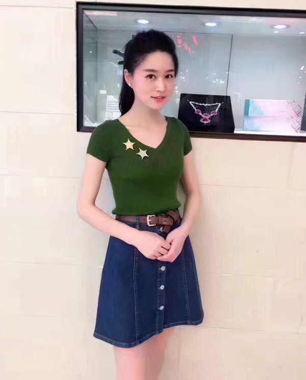 Áo thun nữ cổ chữ V tay ngắn dệt kim lụa mỏng ôm dáng — Màu đen chi tiết 16